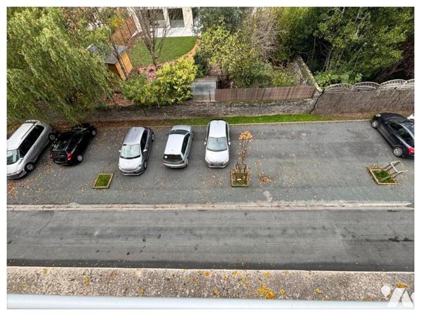 Studio de 19.87 m² avec balcon et place de stationnement sécurisé sur la copropriété 