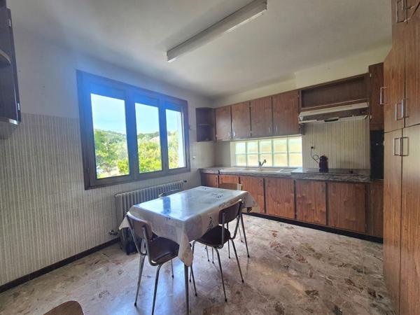 Maison traditionnelle T4 de 103 m² sur environ 1300 m²-Vue dégagée- Dépendance de 100 m²