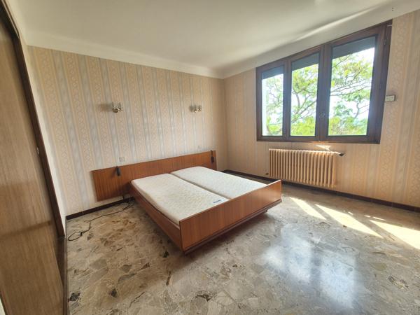 Maison traditionnelle T4 de 103 m² sur environ 1300 m²-Vue dégagée- Dépendance de 100 m²