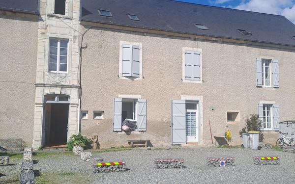 Immeuble à vendre    16 pièces • 500 m2 Boeil-Bezing