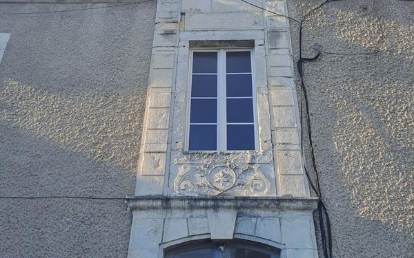 Immeuble à vendre    16 pièces • 500 m2 Boeil-Bezing