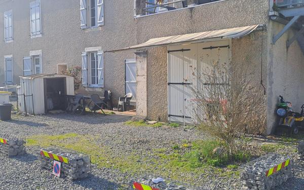 Immeuble à vendre    16 pièces • 500 m2 Boeil-Bezing