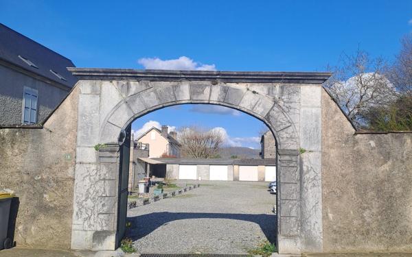 Immeuble à vendre    16 pièces • 500 m2 Boeil-Bezing