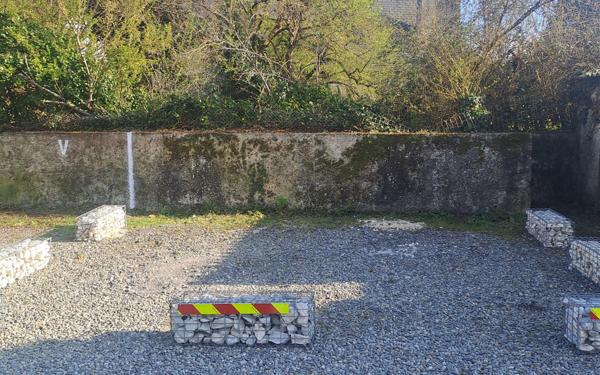 Immeuble à vendre    16 pièces • 500 m2 Boeil-Bezing