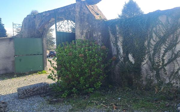 Immeuble à vendre    16 pièces • 500 m2 Boeil-Bezing