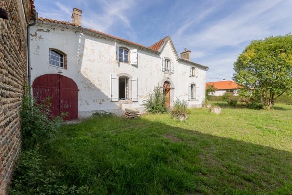 Maubourguet (65) - À vendre Maison de maître de 265 m² + terrain constructible et dépendances au calme.