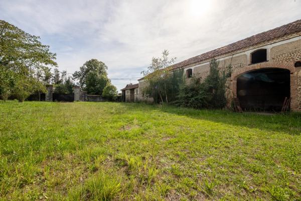 Maubourguet (65) - À vendre Maison de maître de 265 m² + terrain constructible et dépendances au calme.