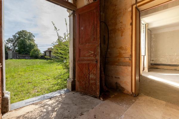 Maubourguet (65) - À vendre Maison de maître de 265 m² + terrain constructible et dépendances au calme.