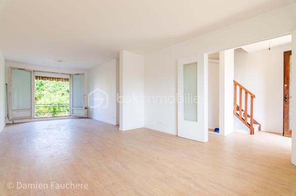 Nichée dans le quartier prisé de la Butte du Luet, au calme d'une impasse, cette maison sur sous-sol total, accolée d'un côté, séduira par son beau potentiel d'aménagement !

Emplacement idéal : à 1 min à pied de l'école Jean Rostand (maternelle-primaire), à 10 min à pied du collège et du lycée, avec un parc doté de jeux pour enfants et une coulée verte à quelques pas.

Organisation des espaces : une entrée avec placard, un double séjour lumineux, une cuisine fermée (à installer), un wc et l'accès au sous-sol. À l'étage : un dégagement, un espace douche/wc, une salle de bain, 3 chambres, ainsi qu'un accès aux combles aménageables offrant la possibilité d'une 4ème chambre ou d'un bureau.

Le sous-sol de 60 m², très pratique, permet de garer plusieurs véhicules ou peut être réaménagé selon vos besoins. Le jardin, facile d'entretien, est agrémenté d'une agréable terrasse.

Quelques travaux et finitions restent à prévoir pour vous y sentir parfaitement chez vous.

À visiter sans tarder !
Dispo 7/7 
Damien