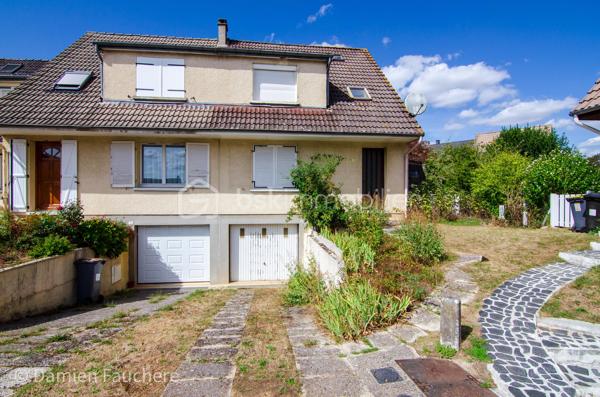 Nichée dans le quartier prisé de la Butte du Luet, au calme d'une impasse, cette maison sur sous-sol total, accolée d'un côté, séduira par son beau potentiel d'aménagement !

Emplacement idéal : à 1 min à pied de l'école Jean Rostand (maternelle-primaire), à 10 min à pied du collège et du lycée, avec un parc doté de jeux pour enfants et une coulée verte à quelques pas.

Organisation des espaces : une entrée avec placard, un double séjour lumineux, une cuisine fermée (à installer), un wc et l'accès au sous-sol. À l'étage : un dégagement, un espace douche/wc, une salle de bain, 3 chambres, ainsi qu'un accès aux combles aménageables offrant la possibilité d'une 4ème chambre ou d'un bureau.

Le sous-sol de 60 m², très pratique, permet de garer plusieurs véhicules ou peut être réaménagé selon vos besoins. Le jardin, facile d'entretien, est agrémenté d'une agréable terrasse.

Quelques travaux et finitions restent à prévoir pour vous y sentir parfaitement chez vous.

À visiter sans tarder !
Dispo 7/7 
Damien
