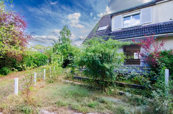 Nichée dans le quartier prisé de la Butte du Luet, au calme d'une impasse, cette maison sur sous-sol total, accolée d'un côté, séduira par son beau potentiel d'aménagement !

Emplacement idéal : à 1 min à pied de l'école Jean Rostand (maternelle-primaire), à 10 min à pied du collège et du lycée, avec un parc doté de jeux pour enfants et une coulée verte à quelques pas.

Organisation des espaces : une entrée avec placard, un double séjour lumineux, une cuisine fermée (à installer), un wc et l'accès au sous-sol. À l'étage : un dégagement, un espace douche/wc, une salle de bain, 3 chambres, ainsi qu'un accès aux combles aménageables offrant la possibilité d'une 4ème chambre ou d'un bureau.

Le sous-sol de 60 m², très pratique, permet de garer plusieurs véhicules ou peut être réaménagé selon vos besoins. Le jardin, facile d'entretien, est agrémenté d'une agréable terrasse.

Quelques travaux et finitions restent à prévoir pour vous y sentir parfaitement chez vous.

À visiter sans tarder !
Dispo 7/7 
Damien