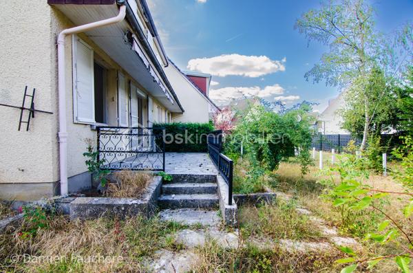 Nichée dans le quartier prisé de la Butte du Luet, au calme d'une impasse, cette maison sur sous-sol total, accolée d'un côté, séduira par son beau potentiel d'aménagement !

Emplacement idéal : à 1 min à pied de l'école Jean Rostand (maternelle-primaire), à 10 min à pied du collège et du lycée, avec un parc doté de jeux pour enfants et une coulée verte à quelques pas.

Organisation des espaces : une entrée avec placard, un double séjour lumineux, une cuisine fermée (à installer), un wc et l'accès au sous-sol. À l'étage : un dégagement, un espace douche/wc, une salle de bain, 3 chambres, ainsi qu'un accès aux combles aménageables offrant la possibilité d'une 4ème chambre ou d'un bureau.

Le sous-sol de 60 m², très pratique, permet de garer plusieurs véhicules ou peut être réaménagé selon vos besoins. Le jardin, facile d'entretien, est agrémenté d'une agréable terrasse.

Quelques travaux et finitions restent à prévoir pour vous y sentir parfaitement chez vous.

À visiter sans tarder !
Dispo 7/7 
Damien