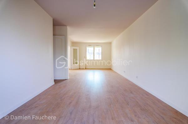 Nichée dans le quartier prisé de la Butte du Luet, au calme d'une impasse, cette maison sur sous-sol total, accolée d'un côté, séduira par son beau potentiel d'aménagement !

Emplacement idéal : à 1 min à pied de l'école Jean Rostand (maternelle-primaire), à 10 min à pied du collège et du lycée, avec un parc doté de jeux pour enfants et une coulée verte à quelques pas.

Organisation des espaces : une entrée avec placard, un double séjour lumineux, une cuisine fermée (à installer), un wc et l'accès au sous-sol. À l'étage : un dégagement, un espace douche/wc, une salle de bain, 3 chambres, ainsi qu'un accès aux combles aménageables offrant la possibilité d'une 4ème chambre ou d'un bureau.

Le sous-sol de 60 m², très pratique, permet de garer plusieurs véhicules ou peut être réaménagé selon vos besoins. Le jardin, facile d'entretien, est agrémenté d'une agréable terrasse.

Quelques travaux et finitions restent à prévoir pour vous y sentir parfaitement chez vous.

À visiter sans tarder !
Dispo 7/7 
Damien