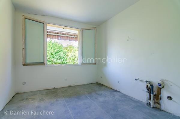 Nichée dans le quartier prisé de la Butte du Luet, au calme d'une impasse, cette maison sur sous-sol total, accolée d'un côté, séduira par son beau potentiel d'aménagement !

Emplacement idéal : à 1 min à pied de l'école Jean Rostand (maternelle-primaire), à 10 min à pied du collège et du lycée, avec un parc doté de jeux pour enfants et une coulée verte à quelques pas.

Organisation des espaces : une entrée avec placard, un double séjour lumineux, une cuisine fermée (à installer), un wc et l'accès au sous-sol. À l'étage : un dégagement, un espace douche/wc, une salle de bain, 3 chambres, ainsi qu'un accès aux combles aménageables offrant la possibilité d'une 4ème chambre ou d'un bureau.

Le sous-sol de 60 m², très pratique, permet de garer plusieurs véhicules ou peut être réaménagé selon vos besoins. Le jardin, facile d'entretien, est agrémenté d'une agréable terrasse.

Quelques travaux et finitions restent à prévoir pour vous y sentir parfaitement chez vous.

À visiter sans tarder !
Dispo 7/7 
Damien