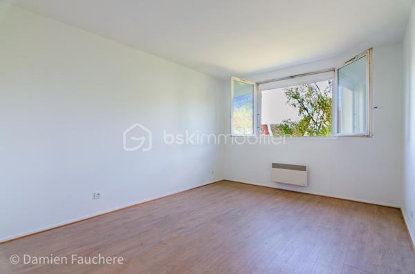 Nichée dans le quartier prisé de la Butte du Luet, au calme d'une impasse, cette maison sur sous-sol total, accolée d'un côté, séduira par son beau potentiel d'aménagement !

Emplacement idéal : à 1 min à pied de l'école Jean Rostand (maternelle-primaire), à 10 min à pied du collège et du lycée, avec un parc doté de jeux pour enfants et une coulée verte à quelques pas.

Organisation des espaces : une entrée avec placard, un double séjour lumineux, une cuisine fermée (à installer), un wc et l'accès au sous-sol. À l'étage : un dégagement, un espace douche/wc, une salle de bain, 3 chambres, ainsi qu'un accès aux combles aménageables offrant la possibilité d'une 4ème chambre ou d'un bureau.

Le sous-sol de 60 m², très pratique, permet de garer plusieurs véhicules ou peut être réaménagé selon vos besoins. Le jardin, facile d'entretien, est agrémenté d'une agréable terrasse.

Quelques travaux et finitions restent à prévoir pour vous y sentir parfaitement chez vous.

À visiter sans tarder !
Dispo 7/7 
Damien