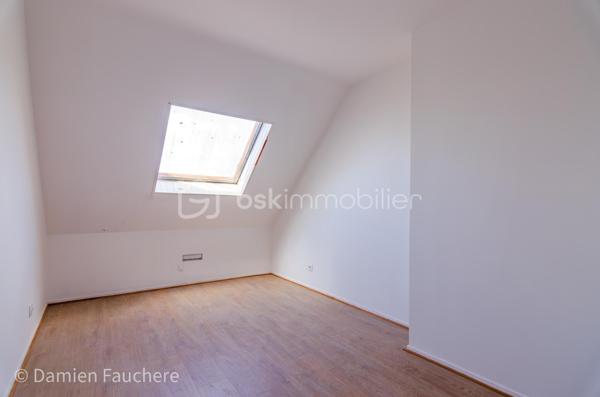 Nichée dans le quartier prisé de la Butte du Luet, au calme d'une impasse, cette maison sur sous-sol total, accolée d'un côté, séduira par son beau potentiel d'aménagement !

Emplacement idéal : à 1 min à pied de l'école Jean Rostand (maternelle-primaire), à 10 min à pied du collège et du lycée, avec un parc doté de jeux pour enfants et une coulée verte à quelques pas.

Organisation des espaces : une entrée avec placard, un double séjour lumineux, une cuisine fermée (à installer), un wc et l'accès au sous-sol. À l'étage : un dégagement, un espace douche/wc, une salle de bain, 3 chambres, ainsi qu'un accès aux combles aménageables offrant la possibilité d'une 4ème chambre ou d'un bureau.

Le sous-sol de 60 m², très pratique, permet de garer plusieurs véhicules ou peut être réaménagé selon vos besoins. Le jardin, facile d'entretien, est agrémenté d'une agréable terrasse.

Quelques travaux et finitions restent à prévoir pour vous y sentir parfaitement chez vous.

À visiter sans tarder !
Dispo 7/7 
Damien