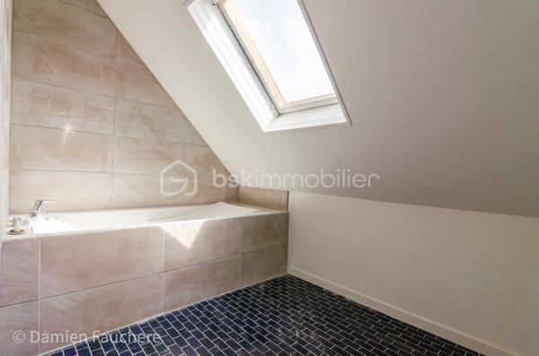 Nichée dans le quartier prisé de la Butte du Luet, au calme d'une impasse, cette maison sur sous-sol total, accolée d'un côté, séduira par son beau potentiel d'aménagement !

Emplacement idéal : à 1 min à pied de l'école Jean Rostand (maternelle-primaire), à 10 min à pied du collège et du lycée, avec un parc doté de jeux pour enfants et une coulée verte à quelques pas.

Organisation des espaces : une entrée avec placard, un double séjour lumineux, une cuisine fermée (à installer), un wc et l'accès au sous-sol. À l'étage : un dégagement, un espace douche/wc, une salle de bain, 3 chambres, ainsi qu'un accès aux combles aménageables offrant la possibilité d'une 4ème chambre ou d'un bureau.

Le sous-sol de 60 m², très pratique, permet de garer plusieurs véhicules ou peut être réaménagé selon vos besoins. Le jardin, facile d'entretien, est agrémenté d'une agréable terrasse.

Quelques travaux et finitions restent à prévoir pour vous y sentir parfaitement chez vous.

À visiter sans tarder !
Dispo 7/7 
Damien