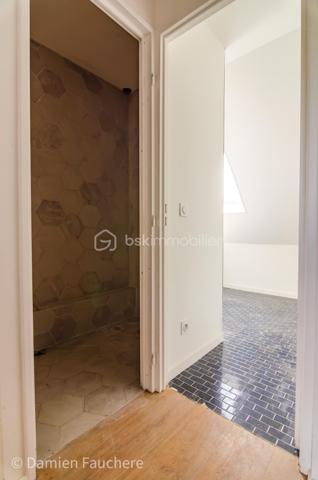Nichée dans le quartier prisé de la Butte du Luet, au calme d'une impasse, cette maison sur sous-sol total, accolée d'un côté, séduira par son beau potentiel d'aménagement !

Emplacement idéal : à 1 min à pied de l'école Jean Rostand (maternelle-primaire), à 10 min à pied du collège et du lycée, avec un parc doté de jeux pour enfants et une coulée verte à quelques pas.

Organisation des espaces : une entrée avec placard, un double séjour lumineux, une cuisine fermée (à installer), un wc et l'accès au sous-sol. À l'étage : un dégagement, un espace douche/wc, une salle de bain, 3 chambres, ainsi qu'un accès aux combles aménageables offrant la possibilité d'une 4ème chambre ou d'un bureau.

Le sous-sol de 60 m², très pratique, permet de garer plusieurs véhicules ou peut être réaménagé selon vos besoins. Le jardin, facile d'entretien, est agrémenté d'une agréable terrasse.

Quelques travaux et finitions restent à prévoir pour vous y sentir parfaitement chez vous.

À visiter sans tarder !
Dispo 7/7 
Damien