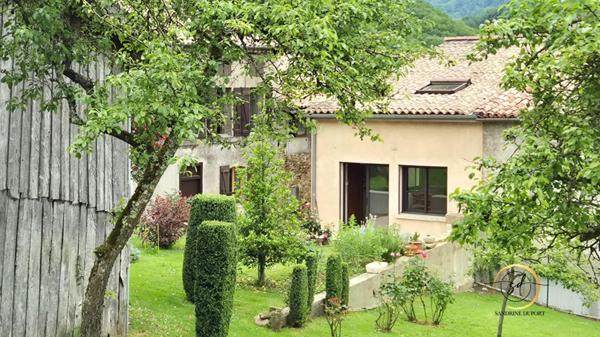 Ensemble immobilier à fort potentiel - 3 habitations + dépendance sur terrain arboré