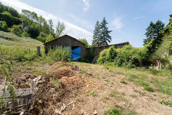 Maison à rénover.  Lisière de forêt, au calme. Terrain de 6 351 m².
