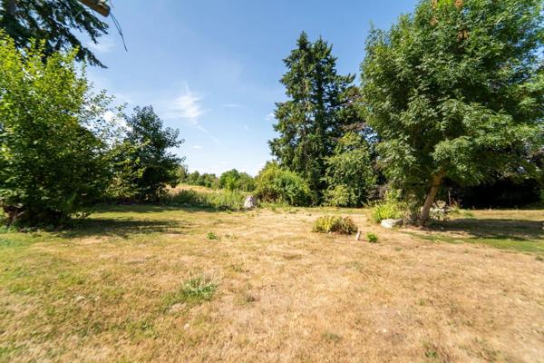 Maison à rénover.  Lisière de forêt, au calme. Terrain de 6 351 m².