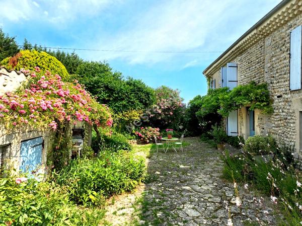 DRÔME : Ancien corps de ferme rénové sur 3500 m² avec piscine et parc arboré