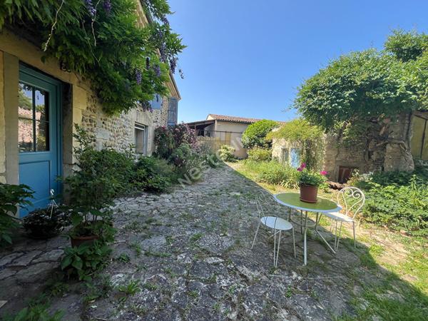 DRÔME : Ancien corps de ferme rénové sur 3500 m² avec piscine et parc arboré