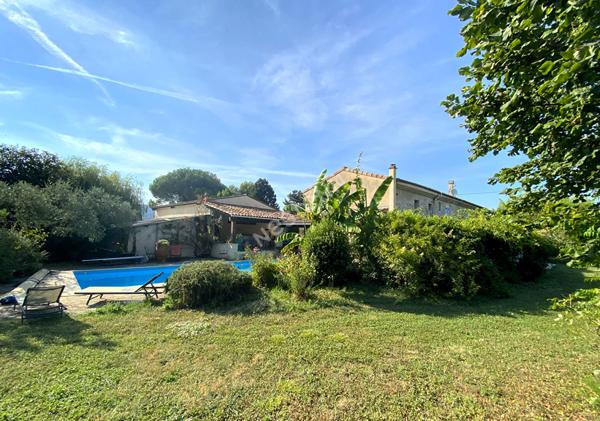 DRÔME : Ancien corps de ferme rénové sur 3500 m² avec piscine et parc arboré