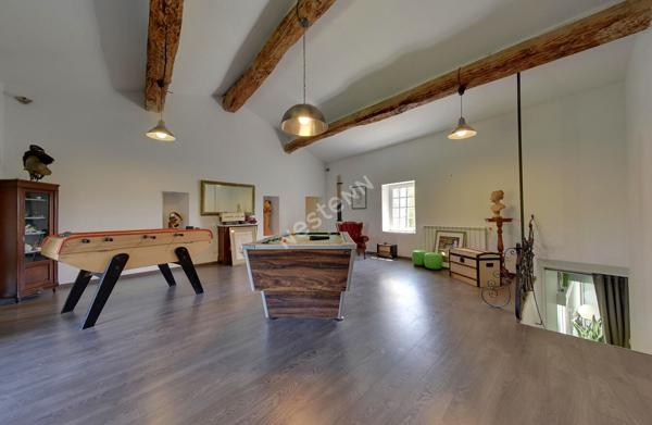 DRÔME : Ancien corps de ferme rénové sur 3500 m² avec piscine et parc arboré