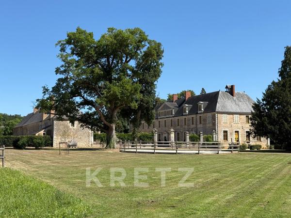 Haut Anjou - Château du XVIIe classé MH avec dépendances, parc 18ha, rivière, bois