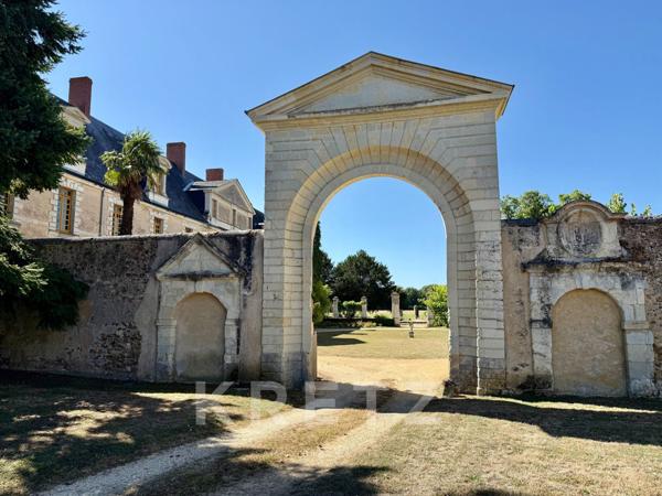 Haut Anjou - Château du XVIIe classé MH avec dépendances, parc 18ha, rivière, bois