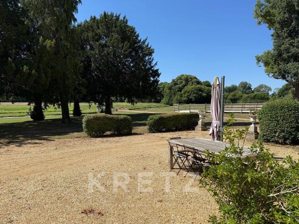 Haut Anjou - Château du XVIIe classé MH avec dépendances, parc 18ha, rivière, bois