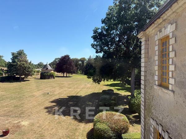 Haut Anjou - Château du XVIIe classé MH avec dépendances, parc 18ha, rivière, bois