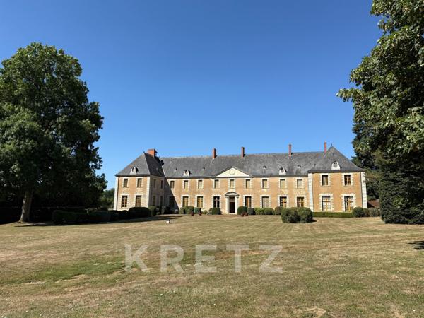 Haut Anjou - Château du XVIIe classé MH avec dépendances, parc 18ha, rivière, bois