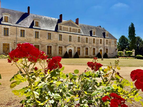 Haut Anjou - Château du XVIIe classé MH avec dépendances, parc 18ha, rivière, bois