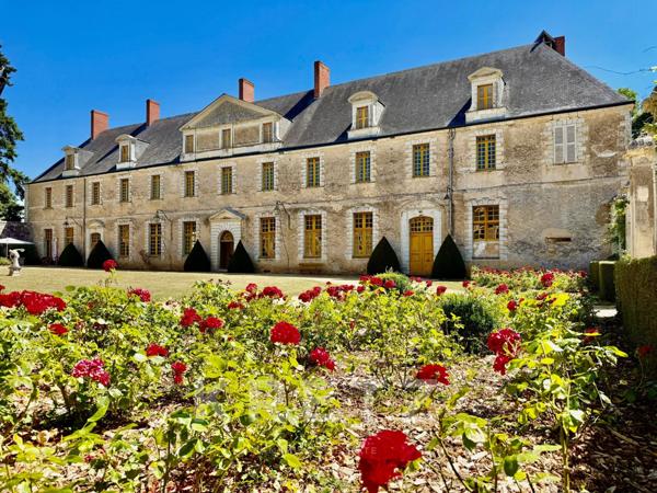 Haut Anjou - Château du XVIIe classé MH avec dépendances, parc 18ha, rivière, bois