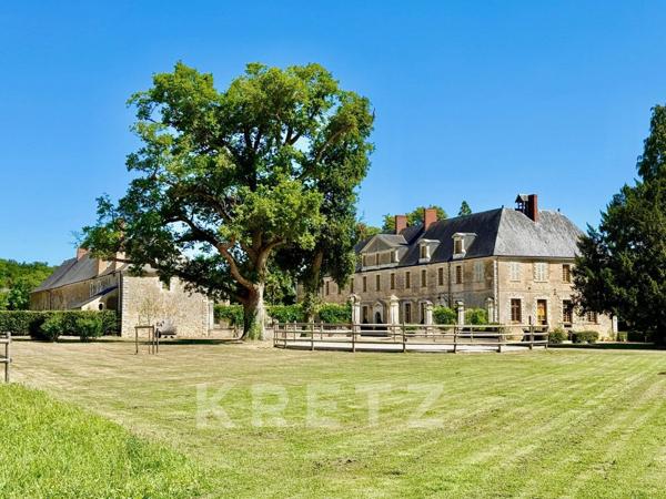 Haut Anjou - Château du XVIIe classé MH avec dépendances, parc 18ha, rivière, bois