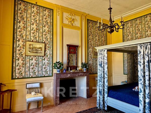 Haut Anjou - Château du XVIIe classé MH avec dépendances, parc 18ha, rivière, bois