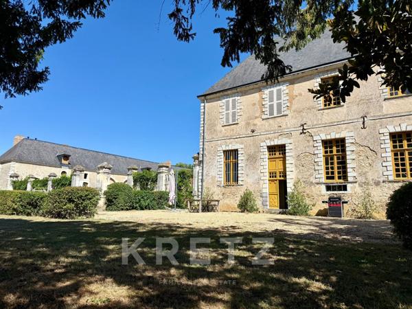 Haut Anjou - Château du XVIIe classé MH avec dépendances, parc 18ha, rivière, bois