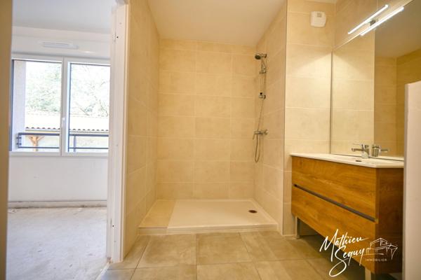 Appartement neuf avec stationnement couvert inclus : Espaces Lumineux et Confort Moderne pour Votre Nouveau Cadre de Vie