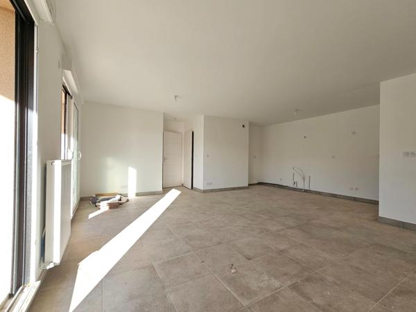 Appartement neuf avec stationnement couvert inclus : Espaces Lumineux et Confort Moderne pour Votre Nouveau Cadre de Vie