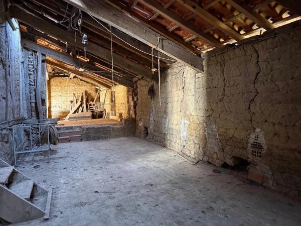 Dpt Hautes Pyrénées (65), à vendre SADOURNIN corps de ferme avec maison T6 de 125m² + grandes dépendances attenantes sur 8280 m² de terrain, au calme