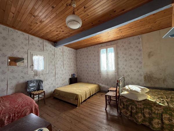 Dpt Hautes Pyrénées (65), à vendre SADOURNIN corps de ferme avec maison T6 de 125m² + grandes dépendances attenantes sur 8280 m² de terrain, au calme