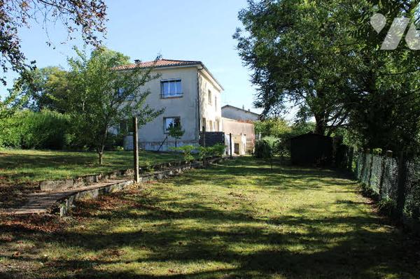 Maison d'habitation de 170 m² comprenant au RDC une pièce de vie de 90 m² et 4 chambres à l'étage.