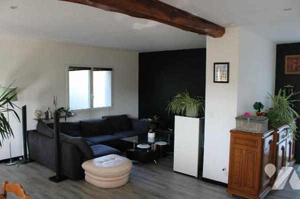 Maison d'habitation de 170 m² comprenant au RDC une pièce de vie de 90 m² et 4 chambres à l'étage.