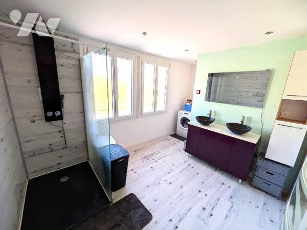 Maison d'habitation de 170 m² comprenant au RDC une pièce de vie de 90 m² et 4 chambres à l'étage.