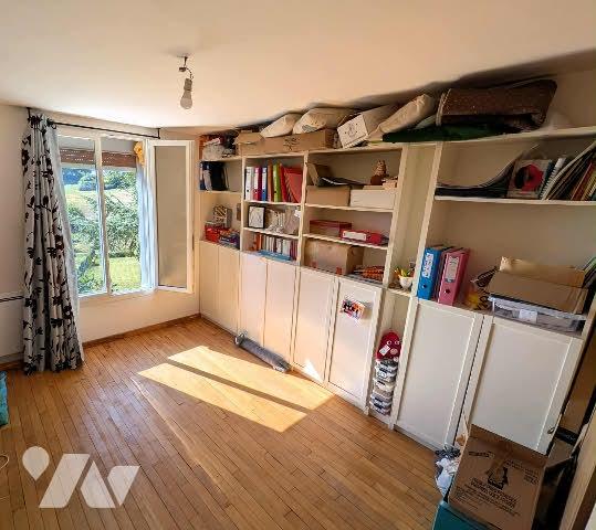 Maison d'habitation de 170 m² comprenant au RDC une pièce de vie de 90 m² et 4 chambres à l'étage.