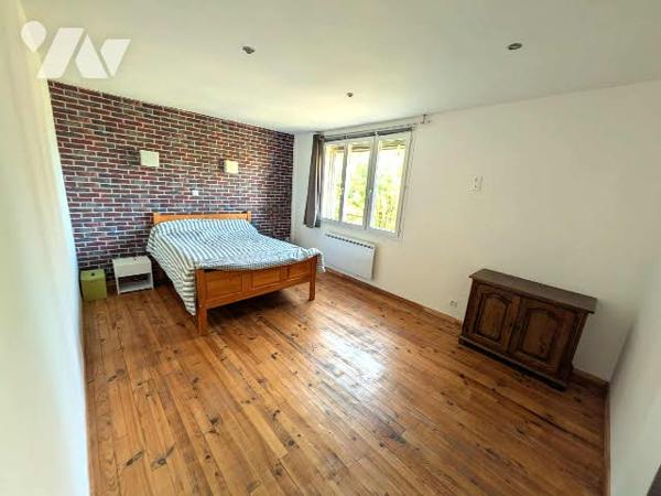 Maison d'habitation de 170 m² comprenant au RDC une pièce de vie de 90 m² et 4 chambres à l'étage.