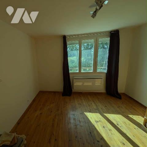 Maison d'habitation de 170 m² comprenant au RDC une pièce de vie de 90 m² et 4 chambres à l'étage.