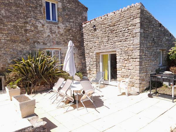 Maison en pierre sur joli terrain arboré et vallonné à Saint Martin des Fontaines